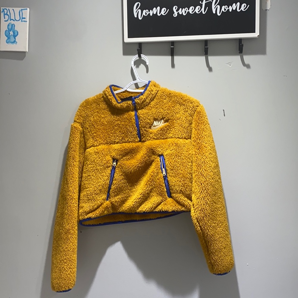 Women’s Sherpa Nike Crop-top